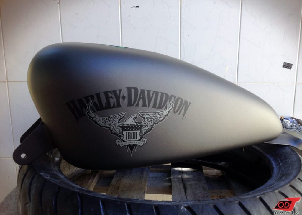 Oficina dos Tons - Restauro Tanque - Harley XL 883N Iron Cinza